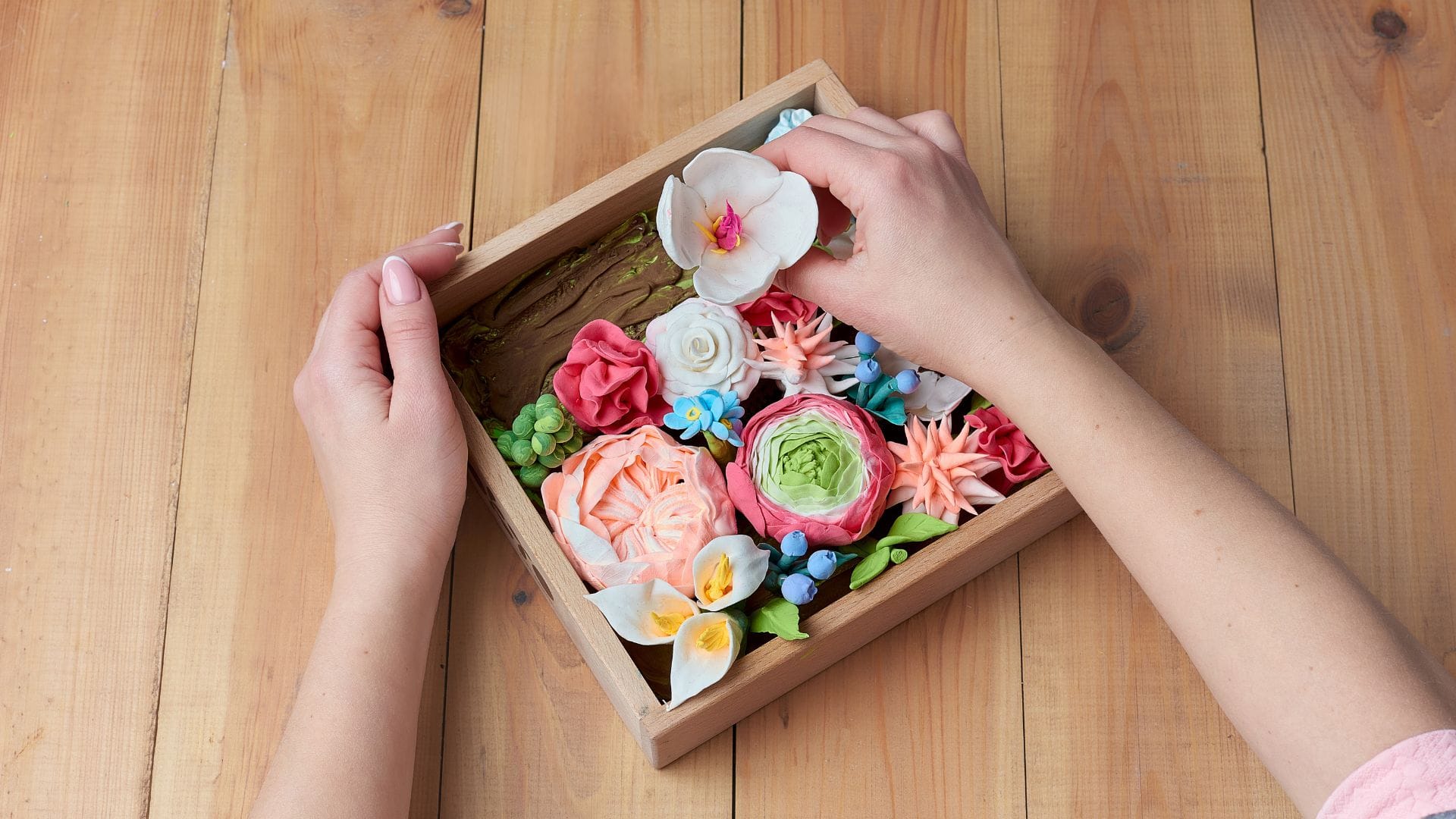 Place them in the wooden base and, if desired, coat with varnish.